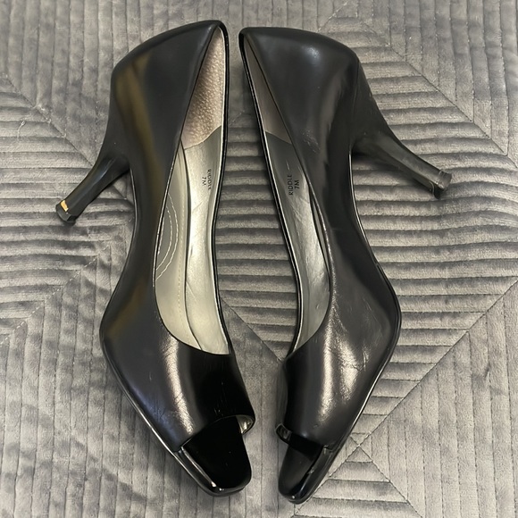 Tahari Open Toe Pump - Picture 3 of 8